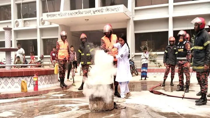 ফুলবাড়ীতে অগ্নিকাণ্ড ও ভূমিকম্প বিষয়ক  মহড়া অনুষ্ঠিত